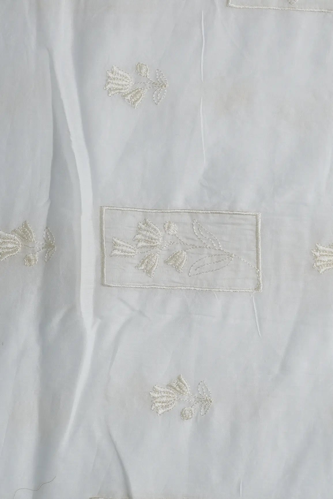 Applique Work Embroidery Design On White Pure Mul Cotton Fabric - doeraa