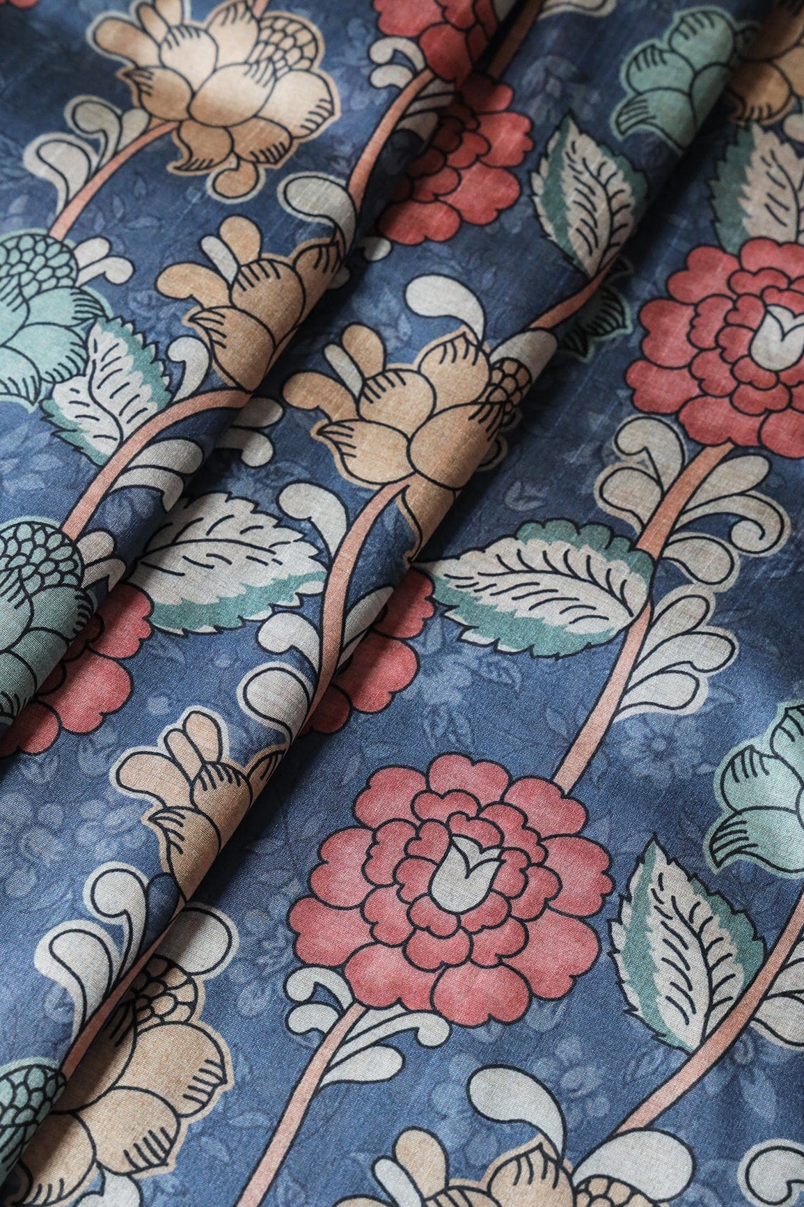 Blue And Red Floral Pattern Digital Print On Mulberry Silk Fabric - doeraa