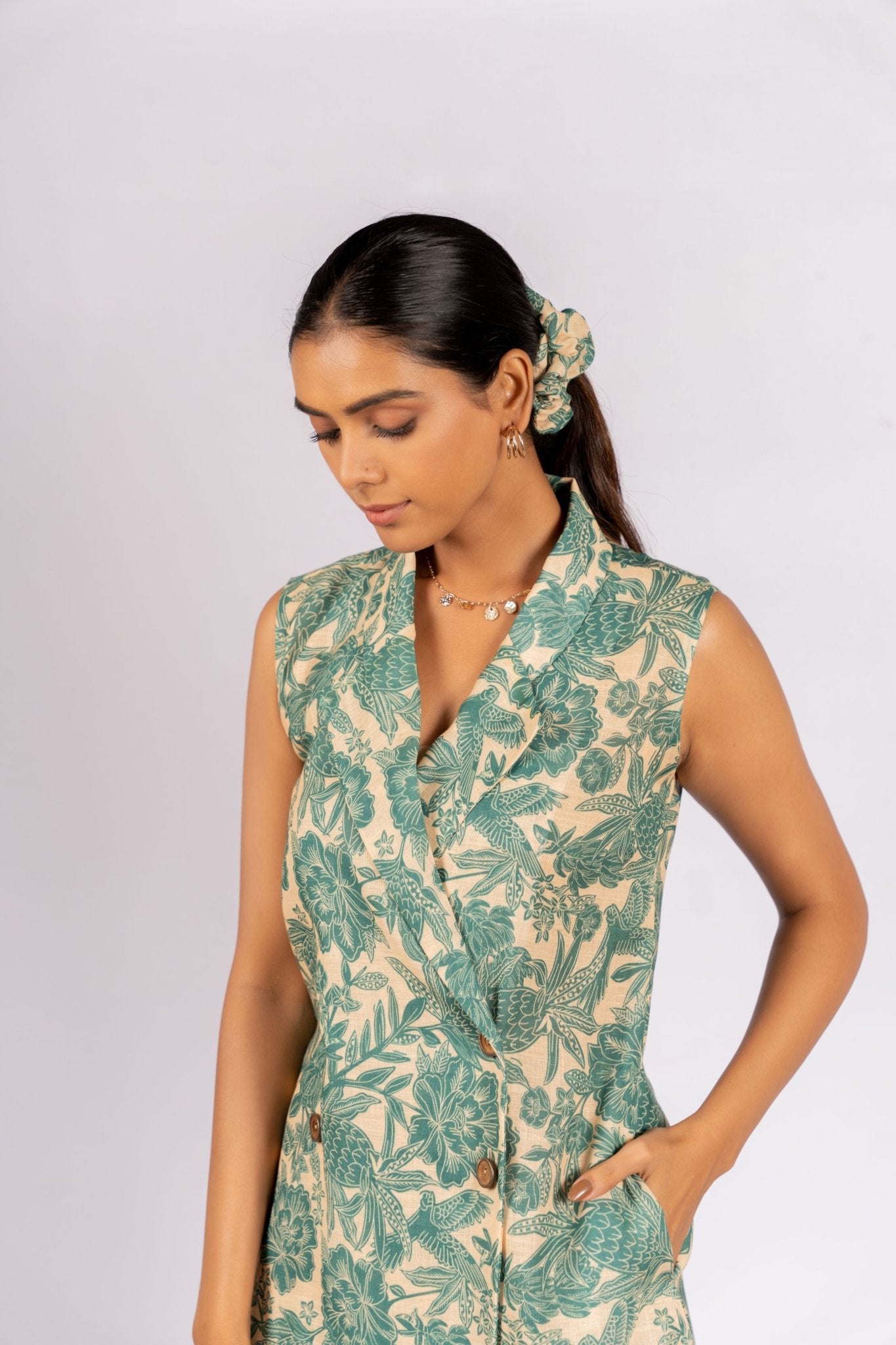 Peony Cream Linen Sleeveless Dress with Wooden Buttons - doeraa