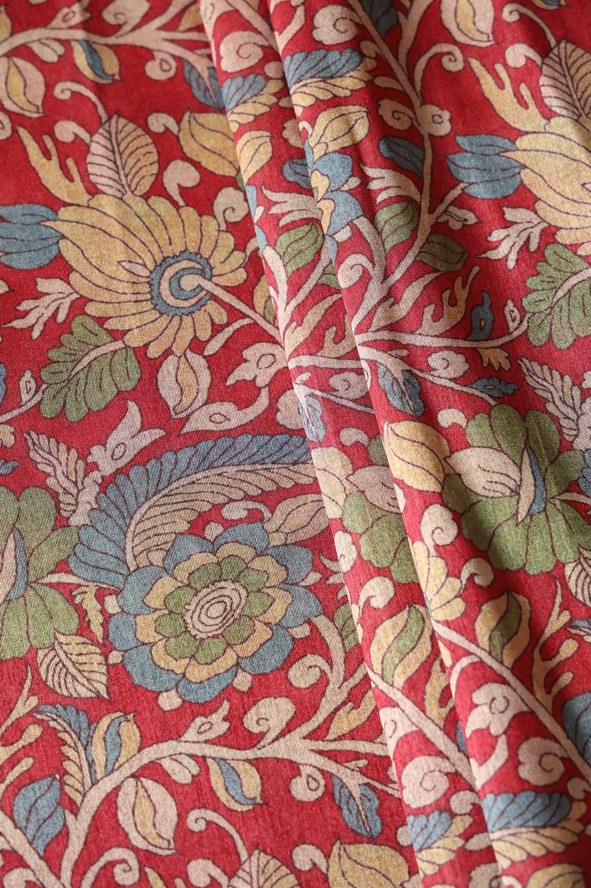 Red Floral Pattern Digital Print On Mulberry Silk Fabric - doeraa