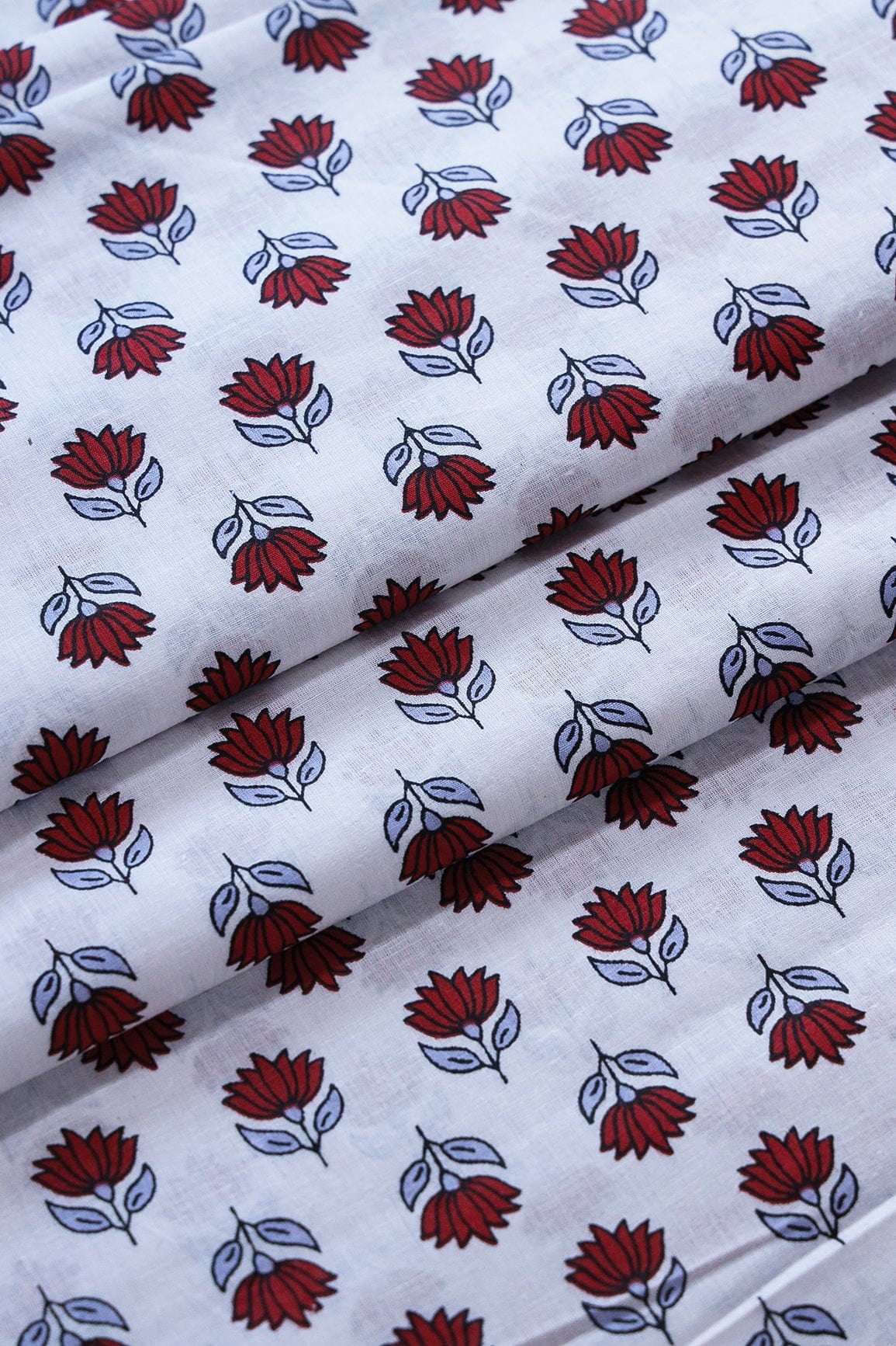 Red Floral Pattern Print On White Pure Cotton Fabric - doeraa