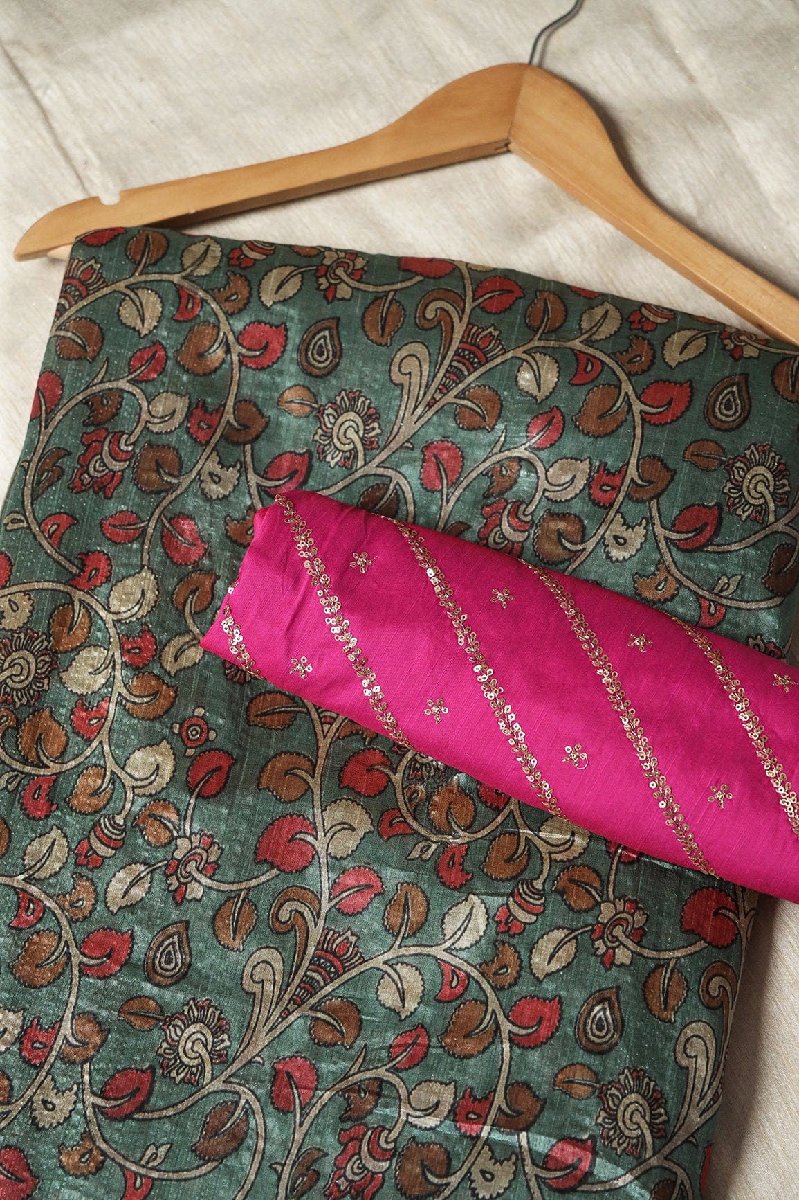 Russian Olive And Fuchsia Saree Set (2 Piece) - doeraa