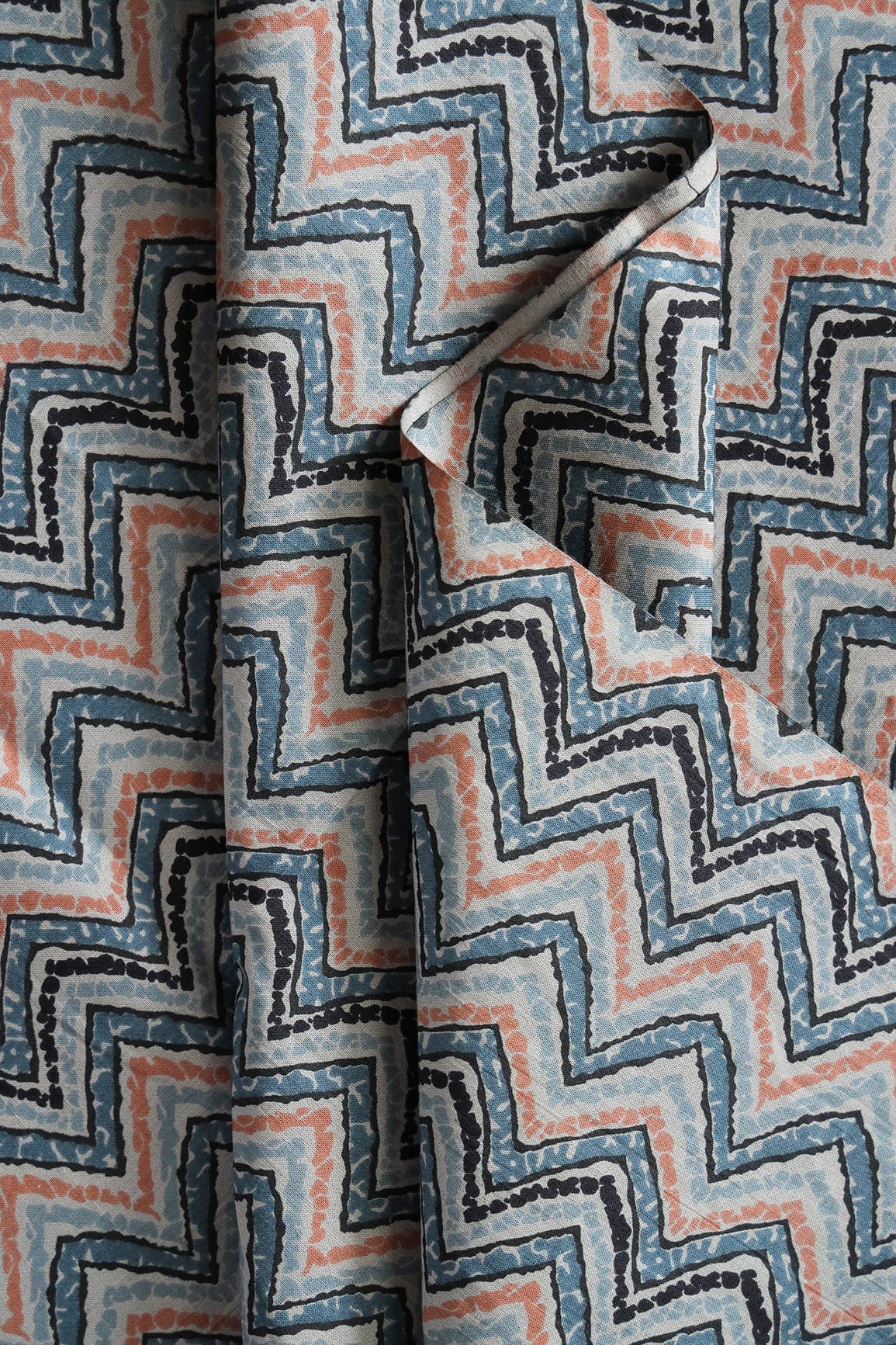 doeraa Prints Grey And Black Chevron Print On Pure Cotton Fabric