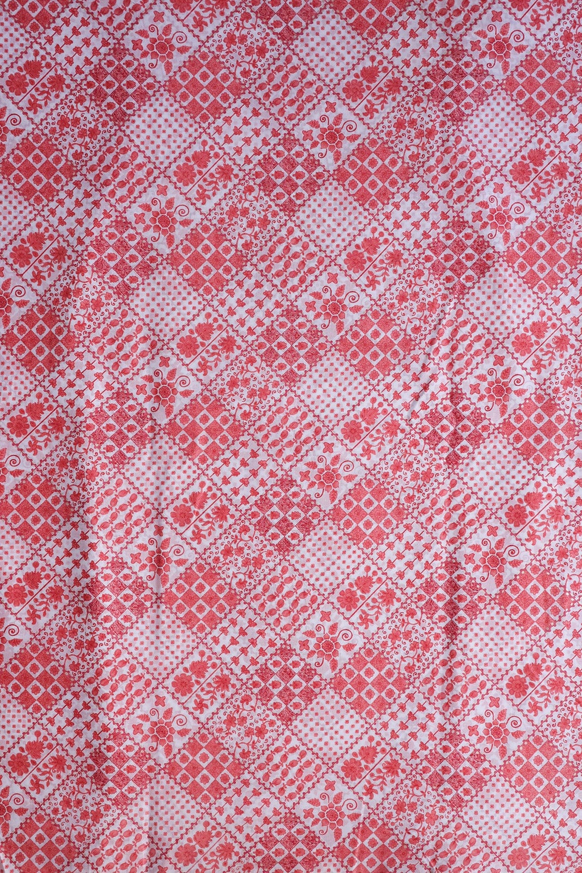 doeraa Prints Peach And White Geometric Pattern With Foil Print On Pure Mul Cotton Fabric