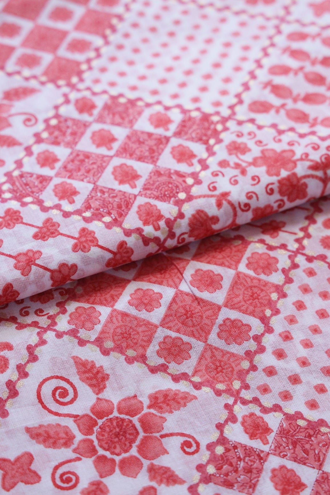 doeraa Prints Peach And White Geometric Pattern With Foil Print On Pure Mul Cotton Fabric