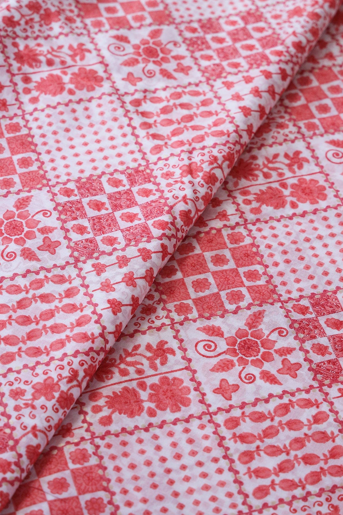 doeraa Prints Peach And White Geometric Pattern With Foil Print On Pure Mul Cotton Fabric