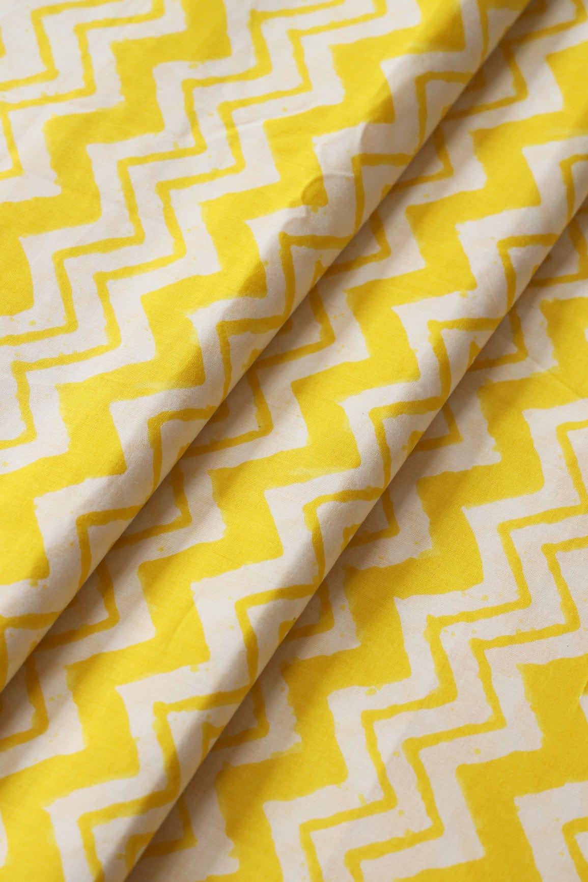 doeraa Prints White And Yellow Chevron Print On Pure Mul Cotton Fabric