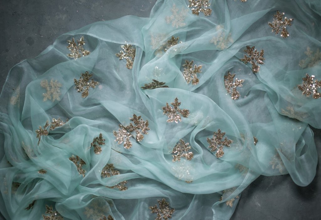 Origin, Evolution and Usage of Chinnon Chiffon Fabric in the Fashion Industry - doeraa