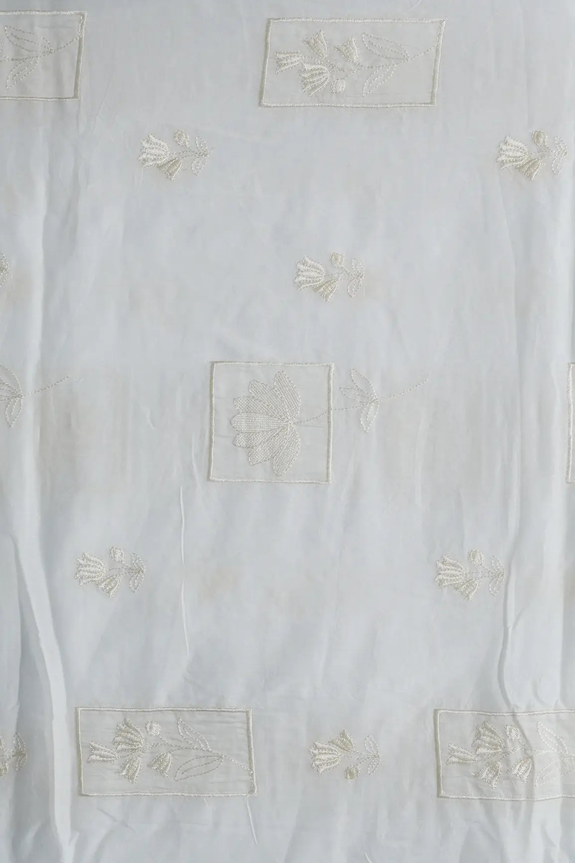 Applique Work Embroidery Design On White Pure Mul Cotton Fabric - doeraa