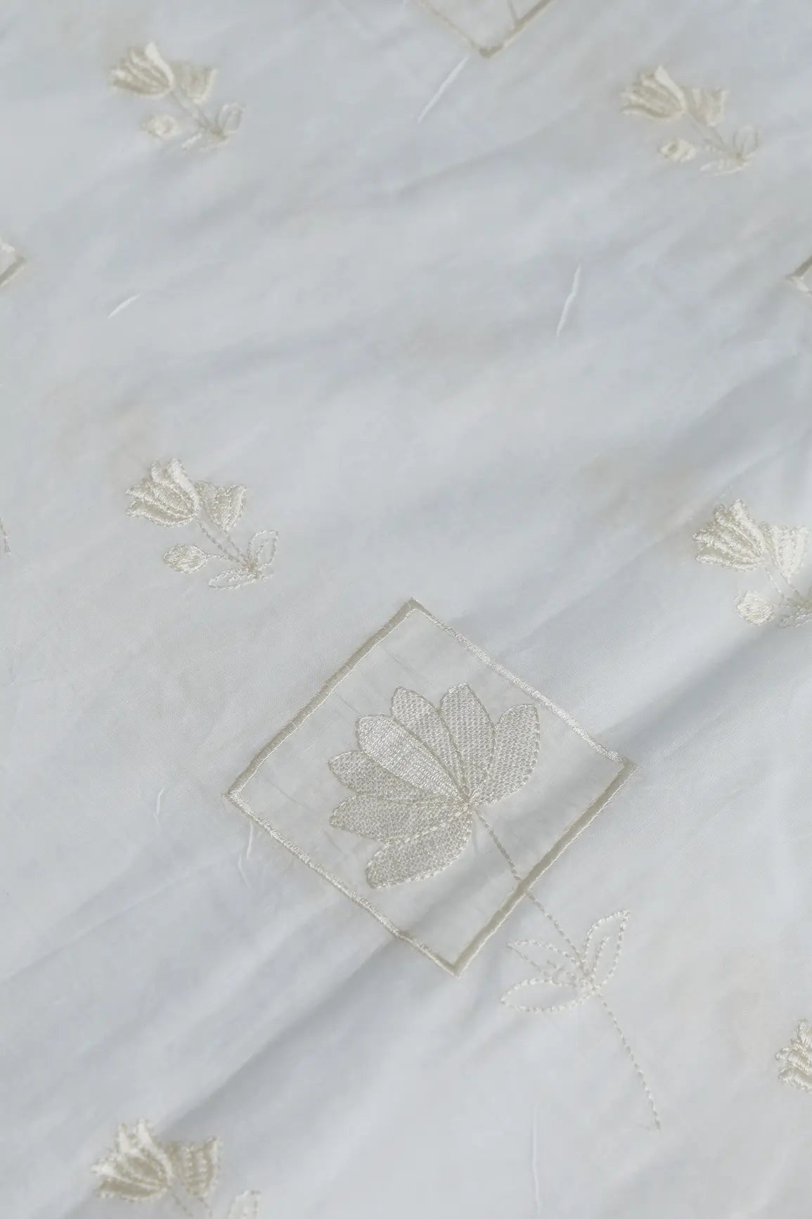 Applique Work Embroidery Design On White Pure Mul Cotton Fabric - doeraa