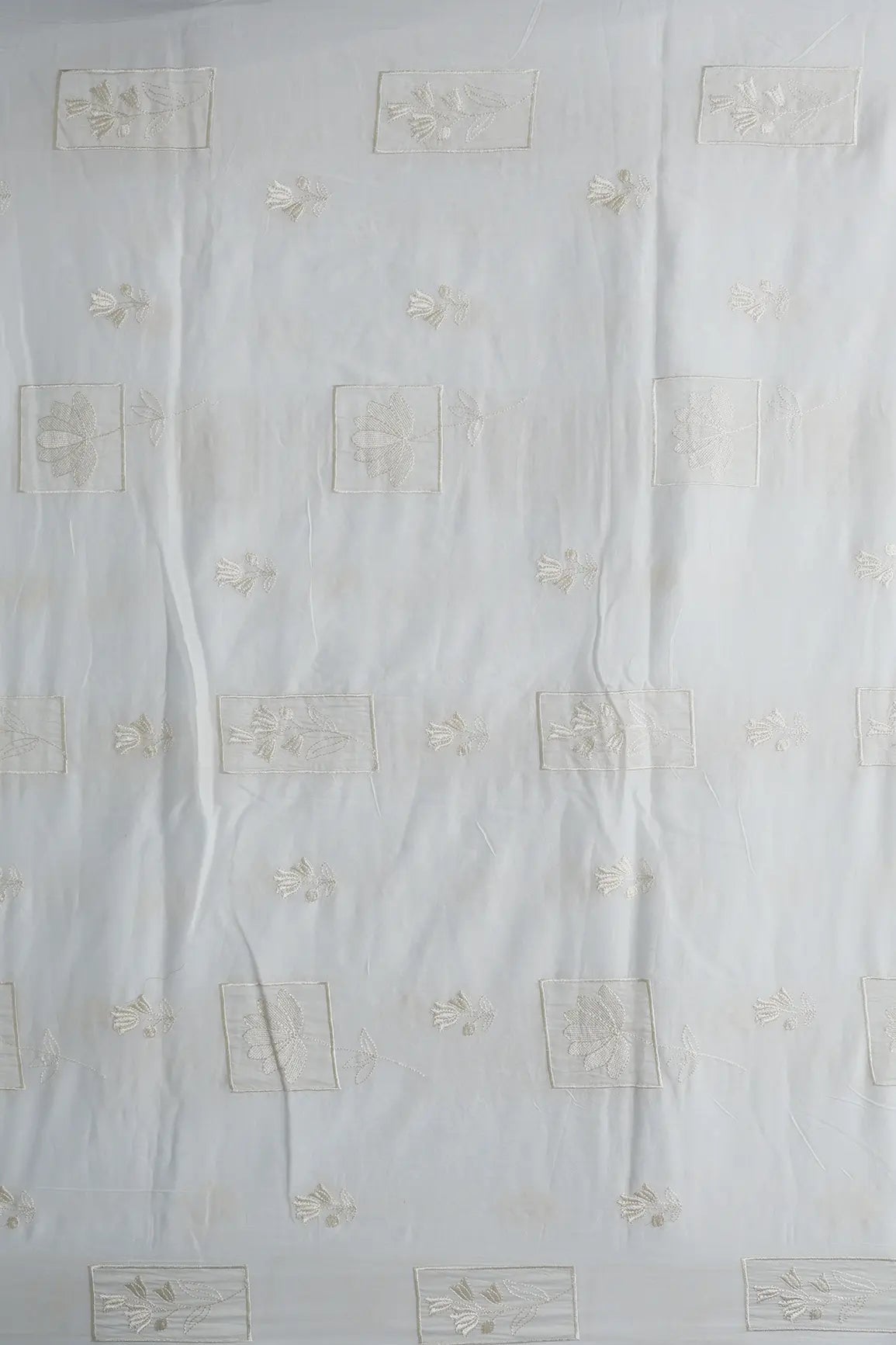 Applique Work Embroidery Design On White Pure Mul Cotton Fabric - doeraa