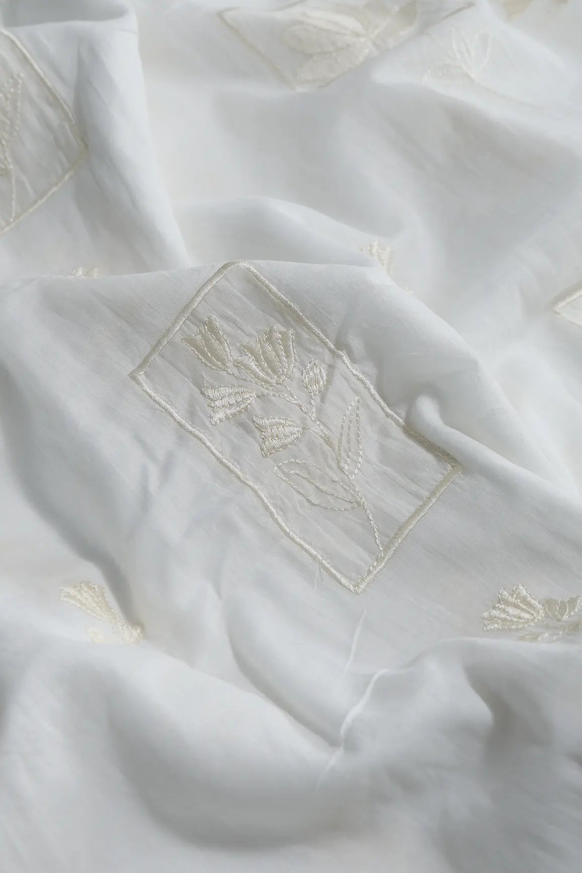 Applique Work Embroidery Design On White Pure Mul Cotton Fabric - doeraa