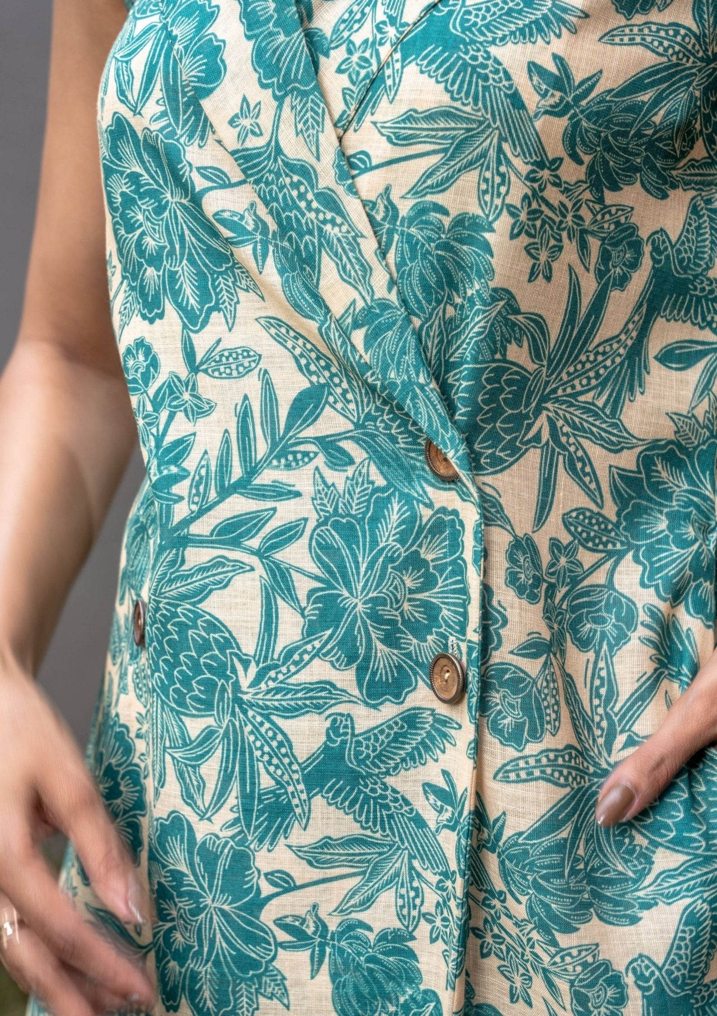 Peony Cream Linen Sleeveless Dress with Wooden Buttons - doeraa