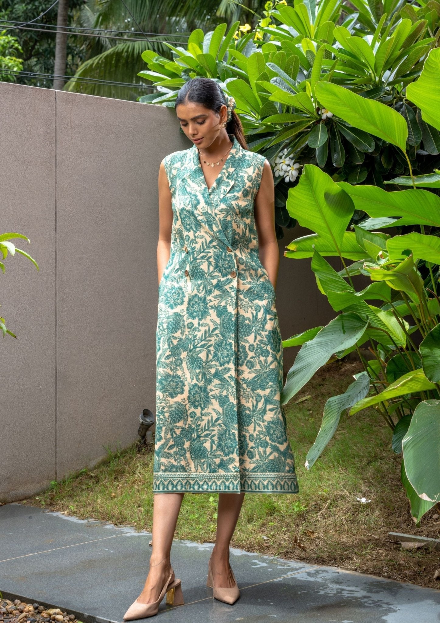 Peony Cream Linen Sleeveless Dress with Wooden Buttons - doeraa