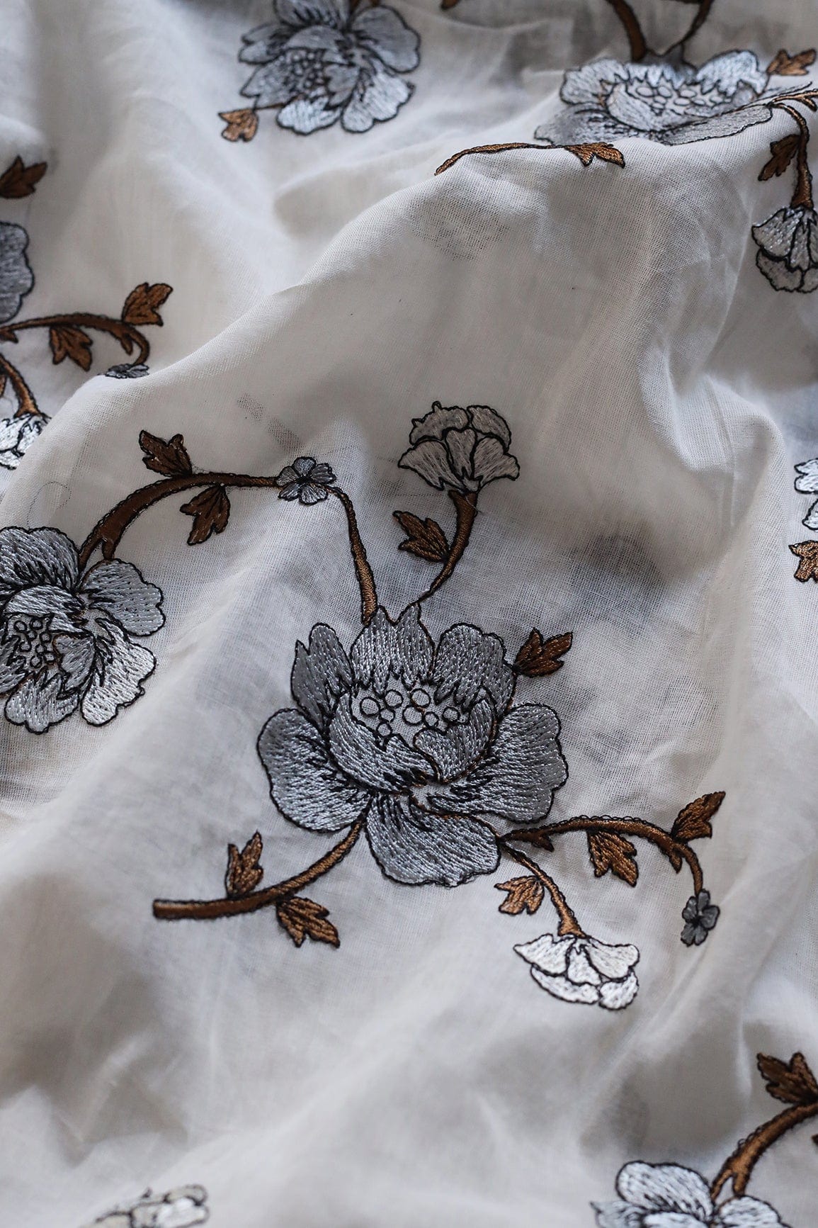 doeraa Embroidery Fabrics Grey And Brown Thread Beautiful Floral Embroidery Work On White Organic Cotton Fabric
