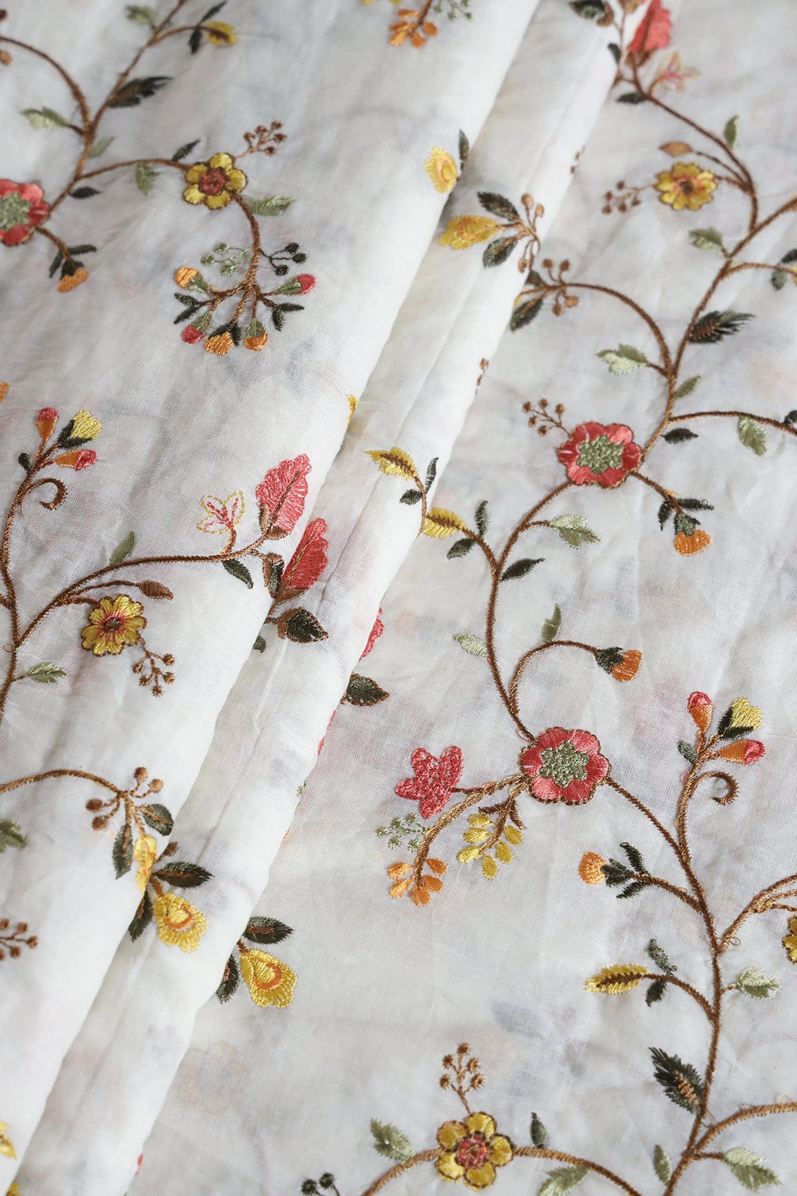 doeraa Embroidery Fabrics Multi Thread Beautiful Floral Embroidery Work On White Organic Cotton Fabric
