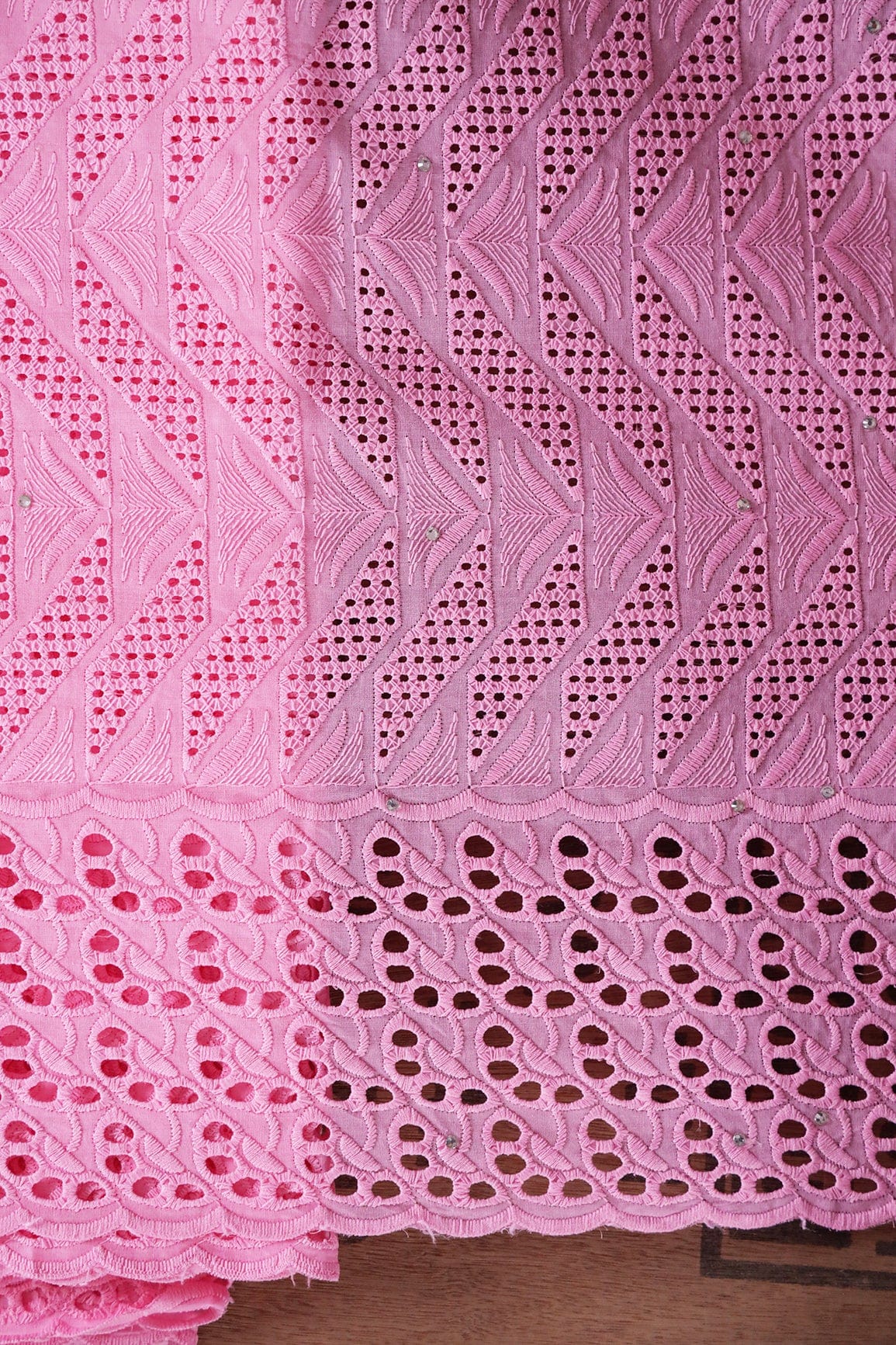 doeraa Embroidery Fabrics Pink Thread Chevron Pattern Schiffli Embroidery Work On Pink Pure Cotton Cambric Fabric