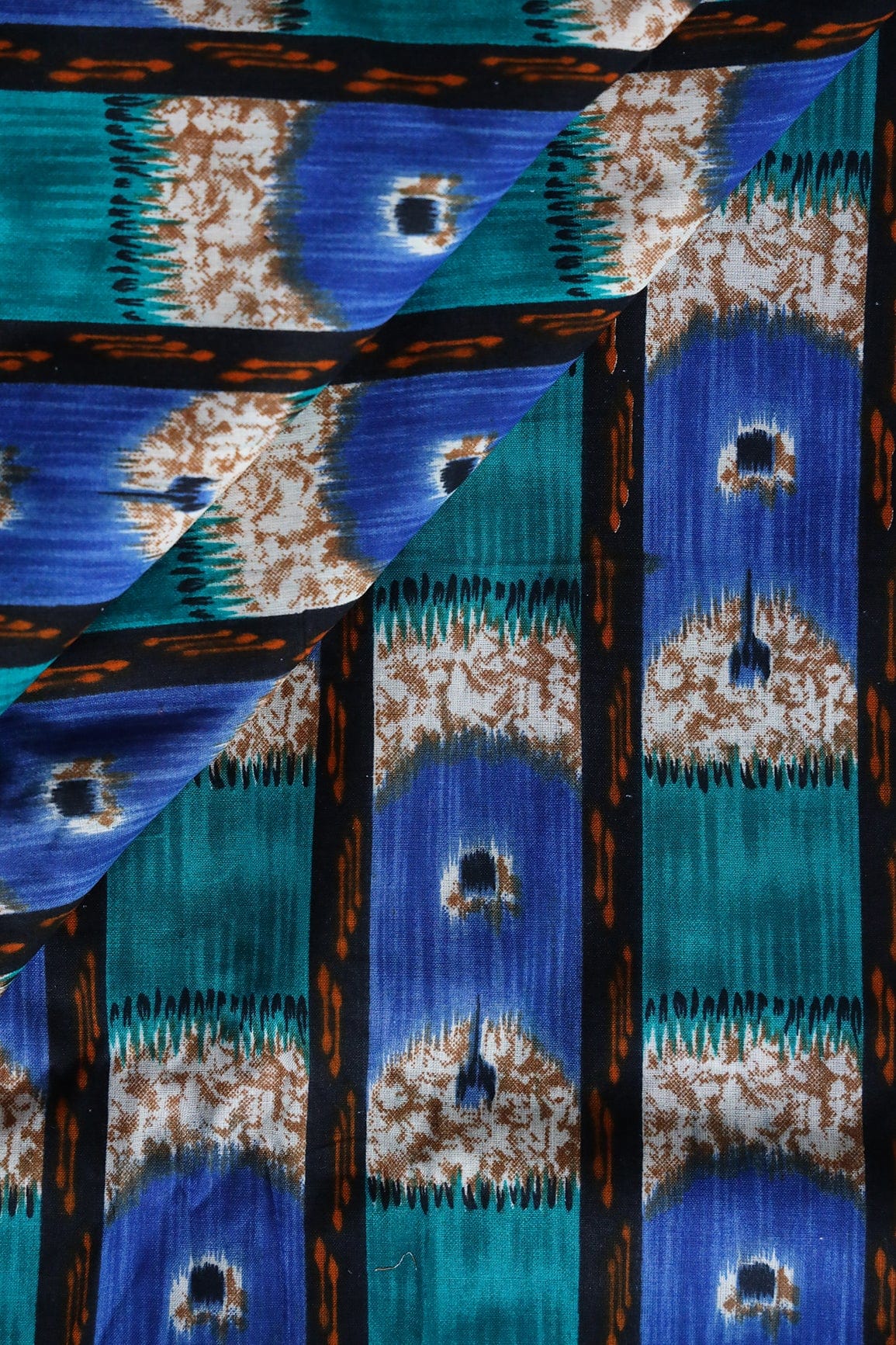 doeraa Prints Blue And Teal Geometric Pattern Digital Print On Cotton Fabric