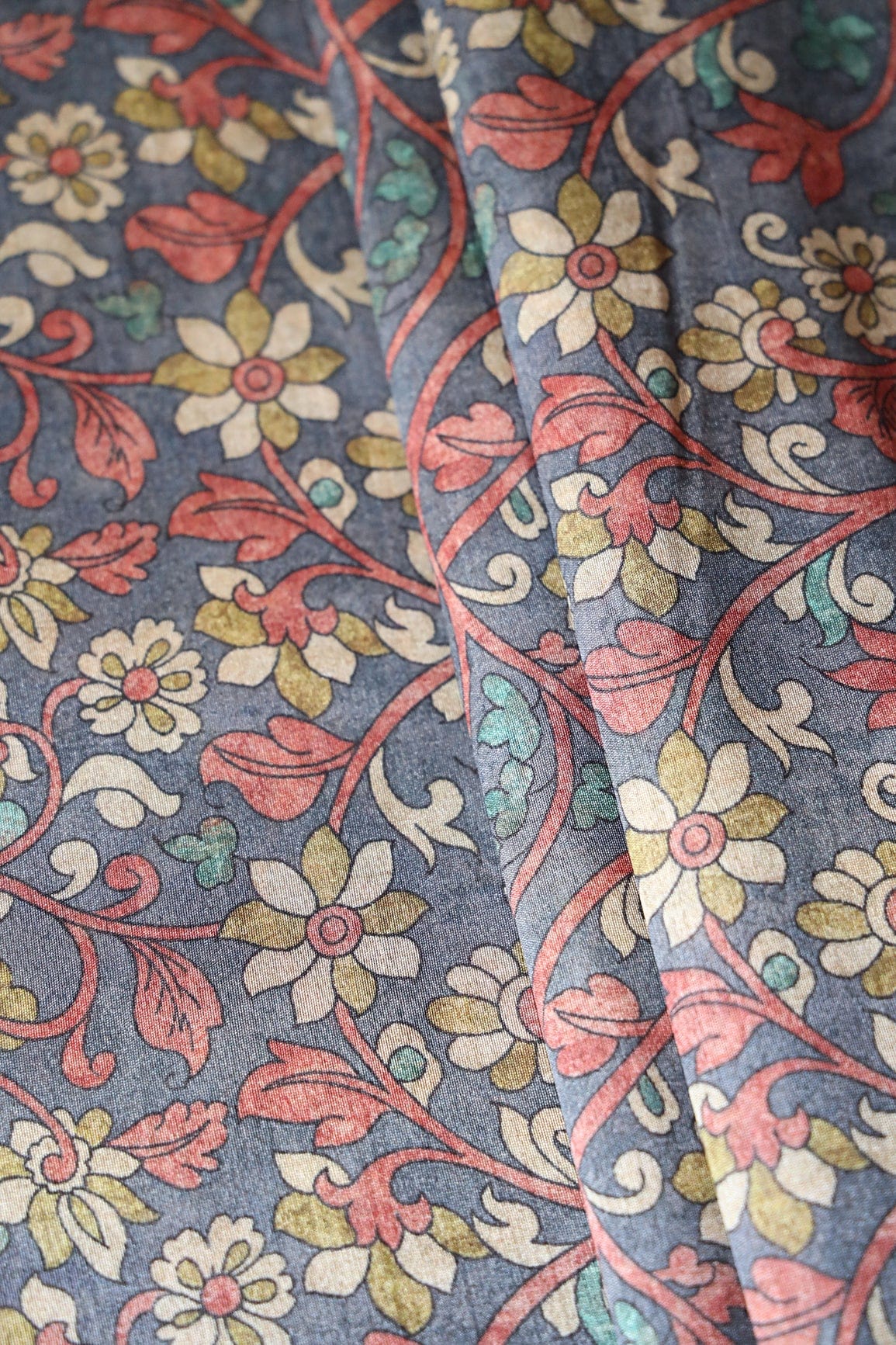 doeraa Prints Dark Grey Floral Pattern Digital Print On Mulberry Silk Fabric